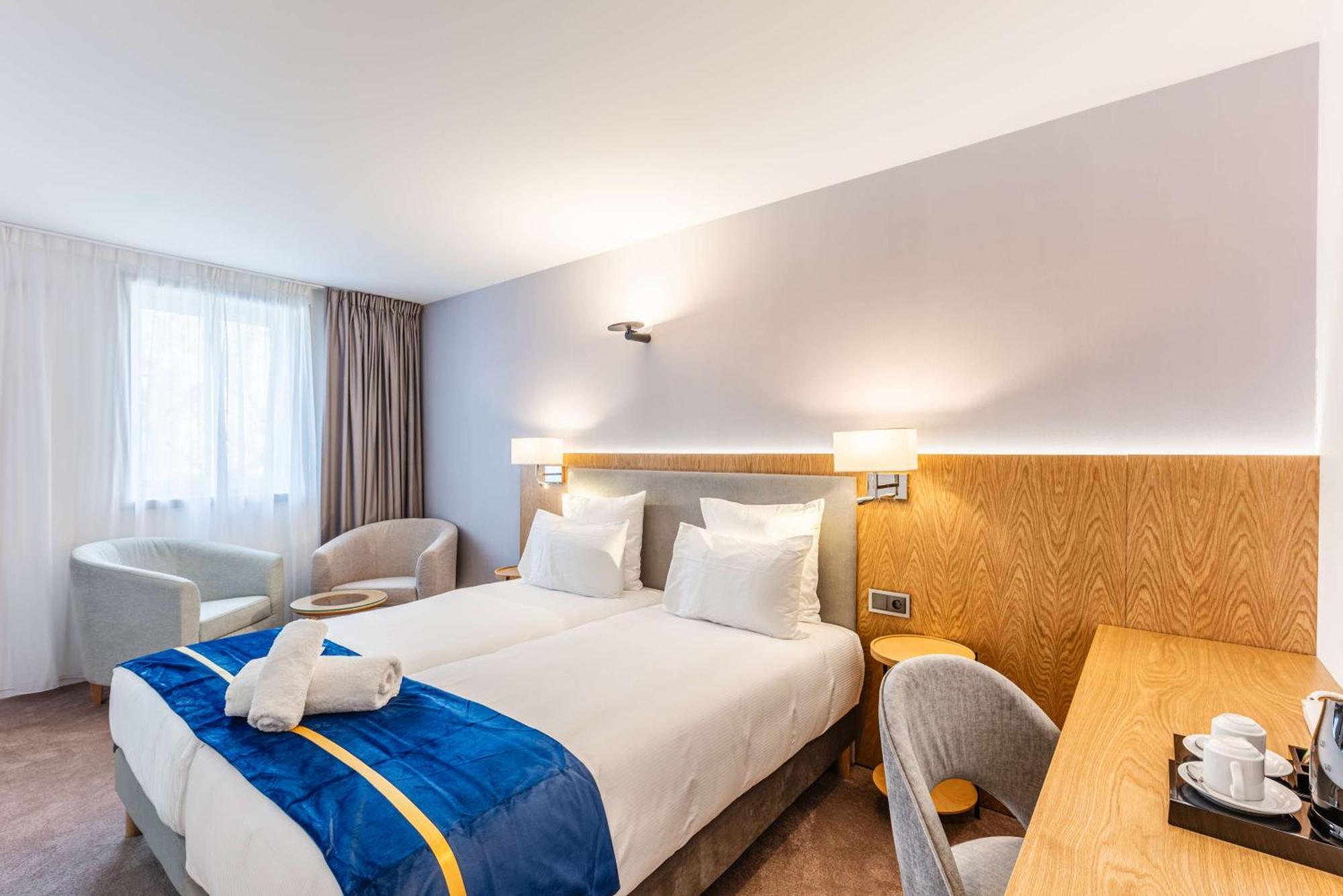 Brit Hotel Privilege Paris โคนี-ซู-บัว ภายนอก รูปภาพ