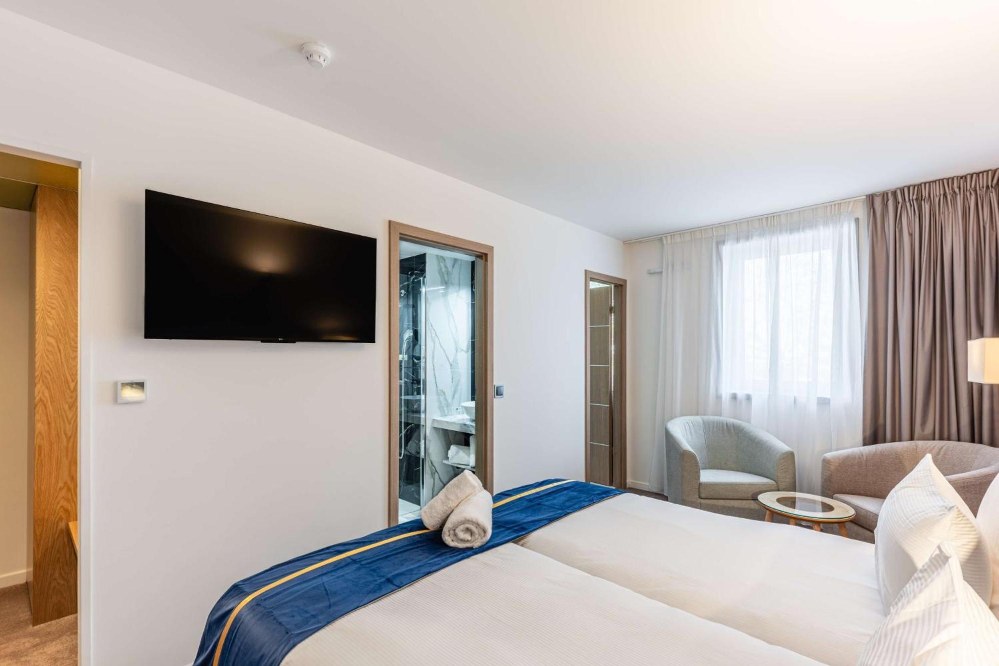 Brit Hotel Privilege Paris โคนี-ซู-บัว ภายนอก รูปภาพ