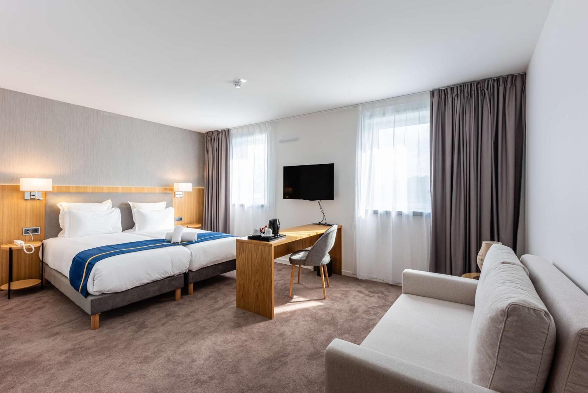 Brit Hotel Privilege Paris โคนี-ซู-บัว ภายนอก รูปภาพ