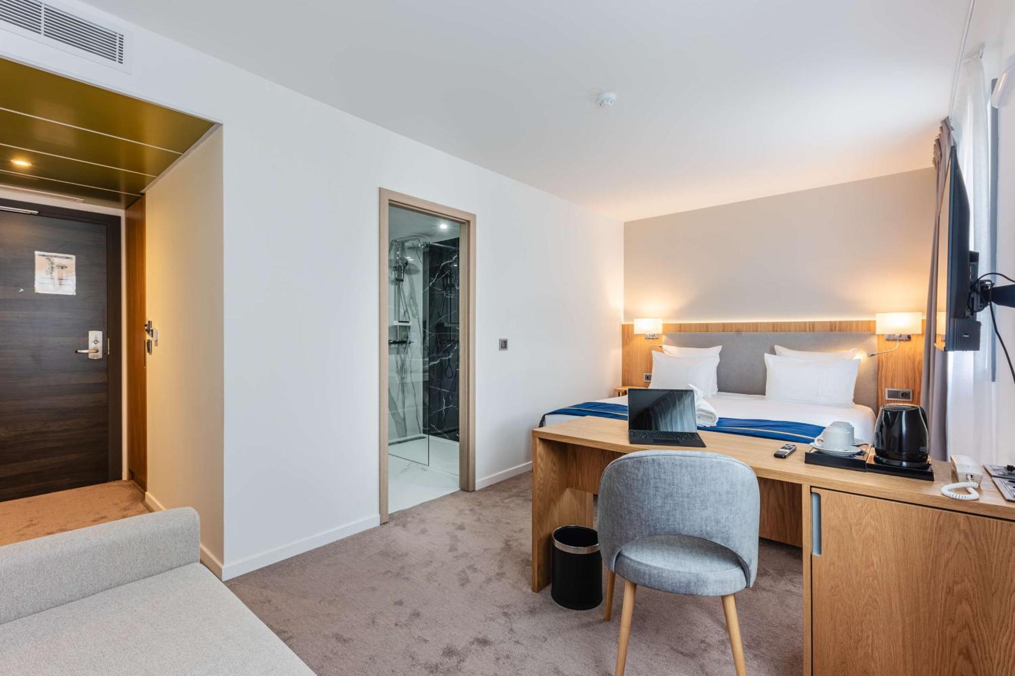 Brit Hotel Privilege Paris โคนี-ซู-บัว ภายนอก รูปภาพ