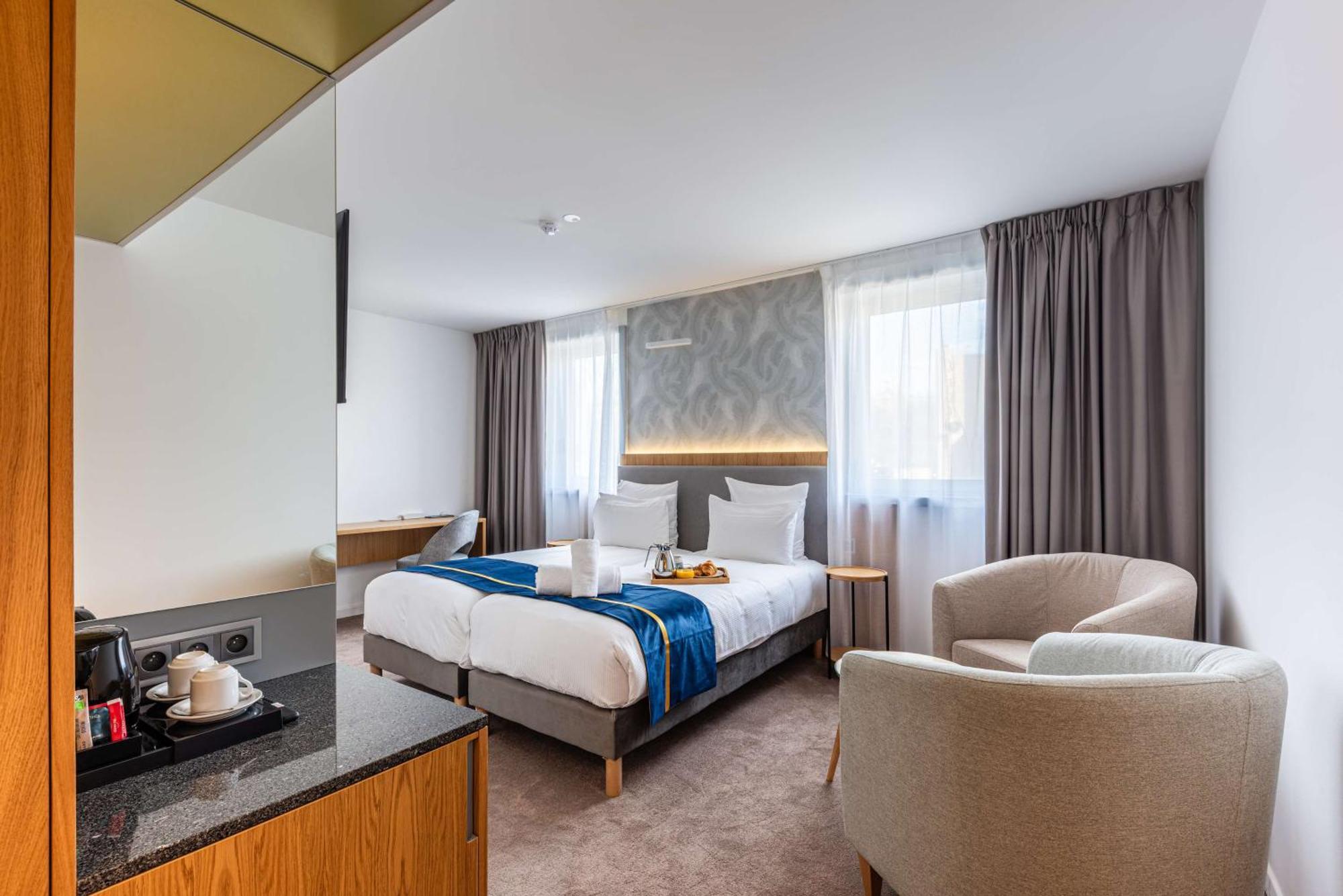 Brit Hotel Privilege Paris โคนี-ซู-บัว ภายนอก รูปภาพ